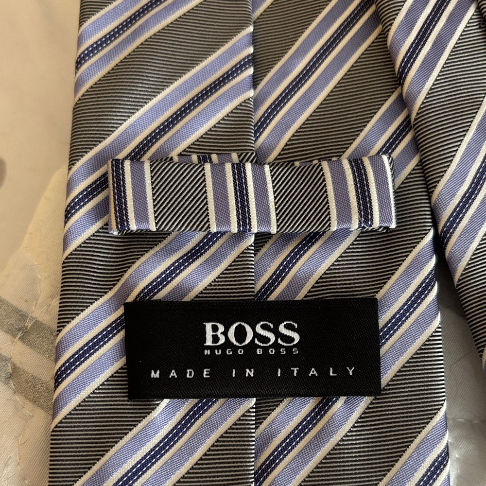 Hugo Boss Men's Tie - Lavender? and Gray Stripes like new!